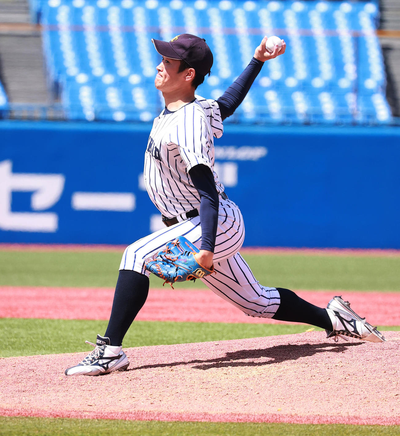 立大対法大　力投する立大・栗尾（撮影・野上伸悟）