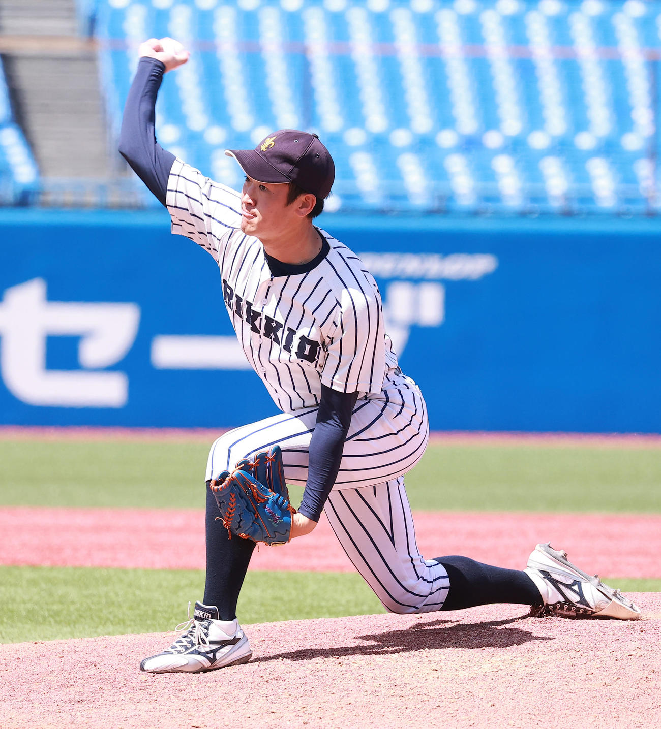 立大対法大　力投する立大・栗尾（撮影・野上伸悟）
