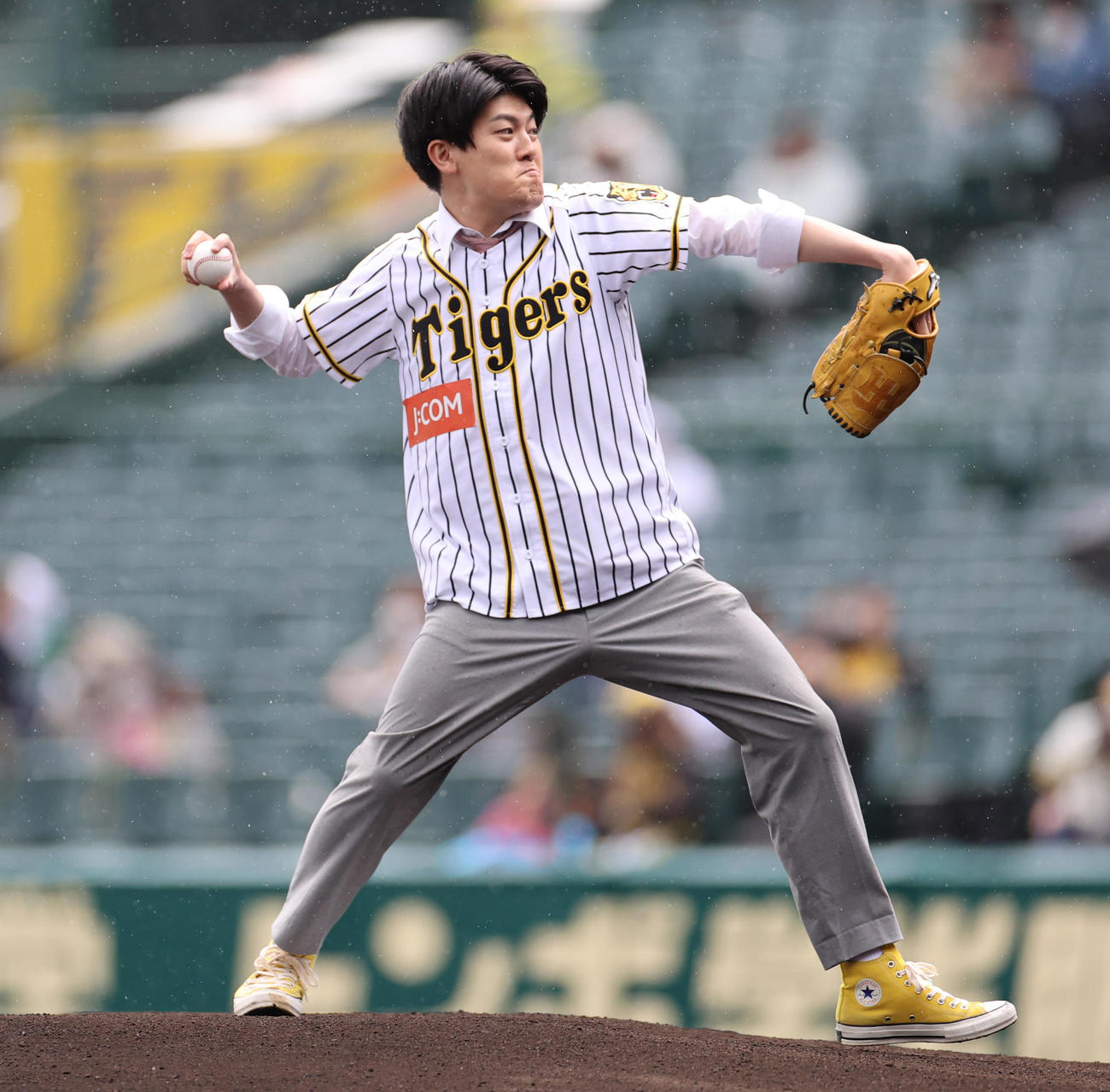 阪神対ヤクルト　ファーストピッチを行う土佐兄弟の有輝（撮影・清水貴仁）