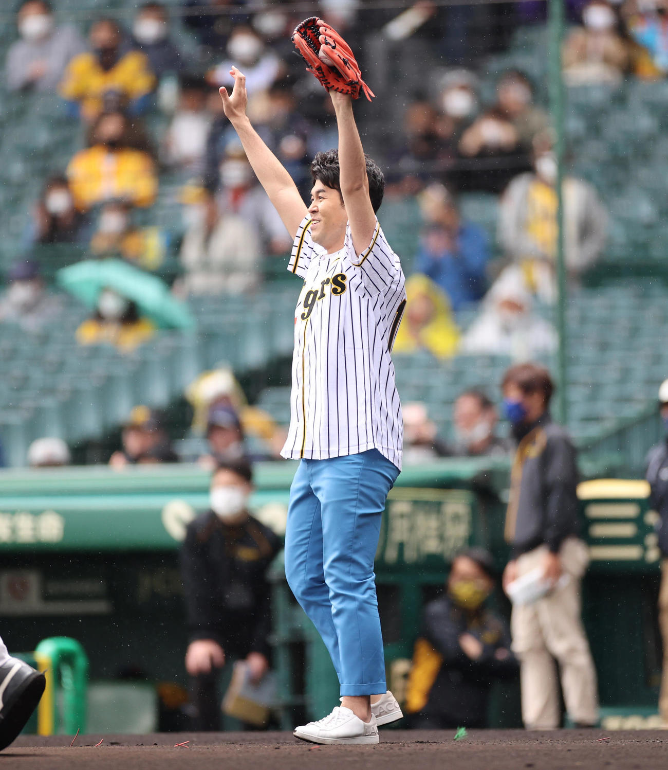 阪神対ヤクルト　ファーストピッチで土佐兄弟の有輝の球を受ける卓也（撮影・清水貴仁）