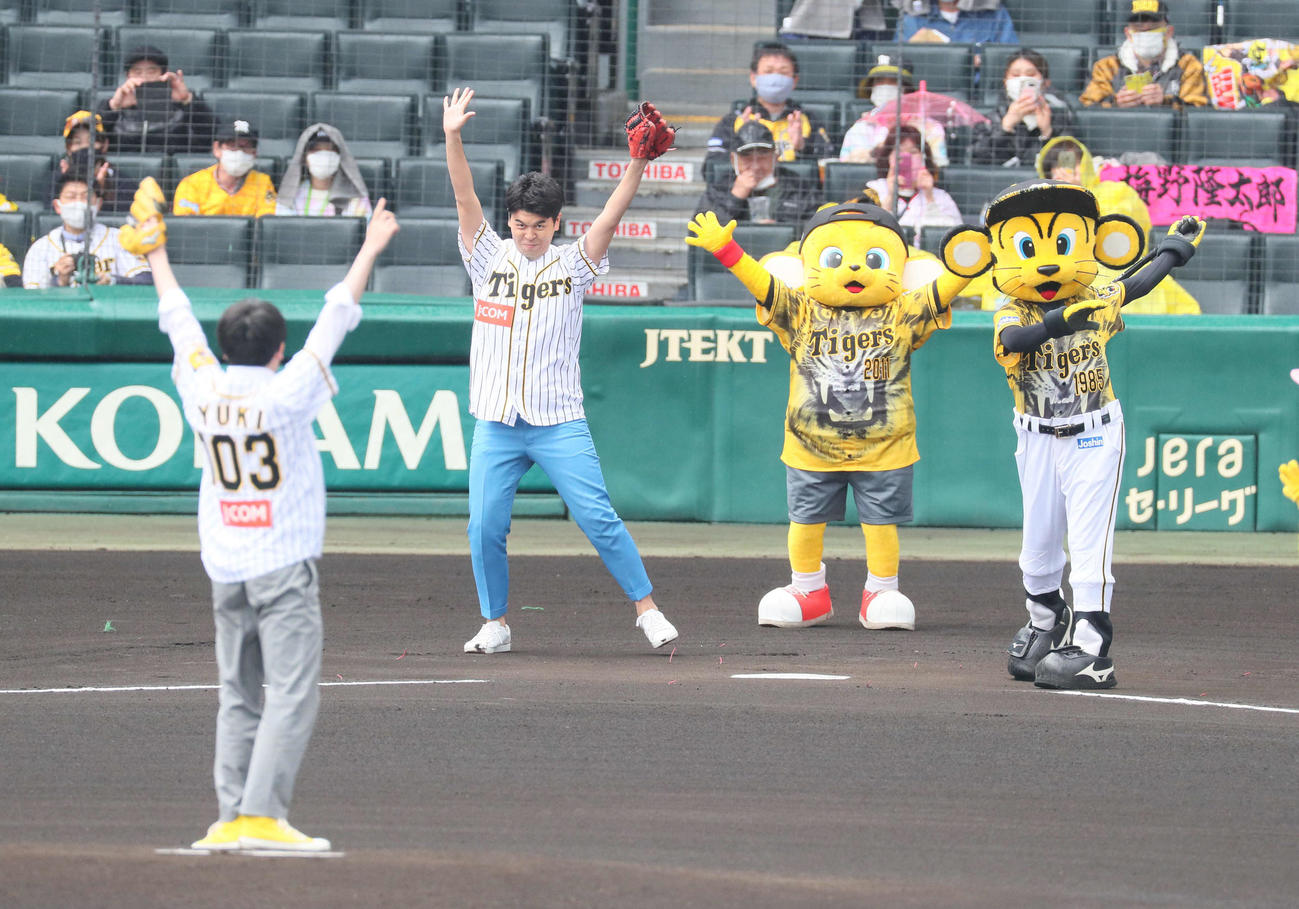 阪神対ヤクルト　ファーストピッチセレモニーを行った土佐兄弟の有輝（左）と卓也（撮影・宮崎幸一）