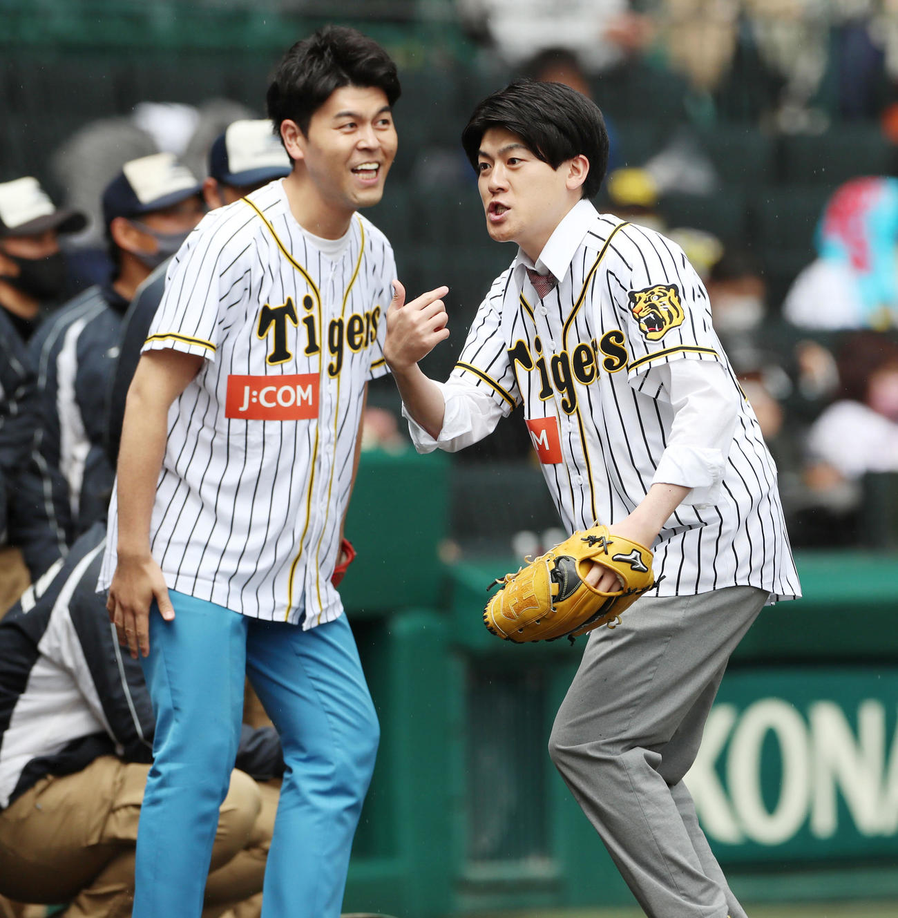 阪神対ヤクルト　ファーストピッチセレモニーを行った土佐兄弟の卓也（左）と有輝（撮影・加藤哉）