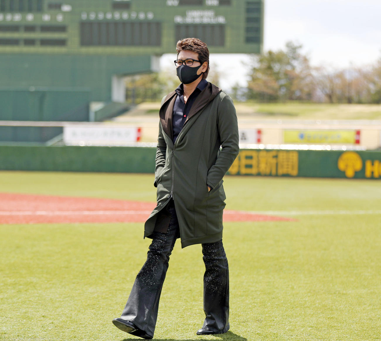 長野オリンピックスタジアムのグラウンドを歩く新庄氏（撮影・狩俣裕三）