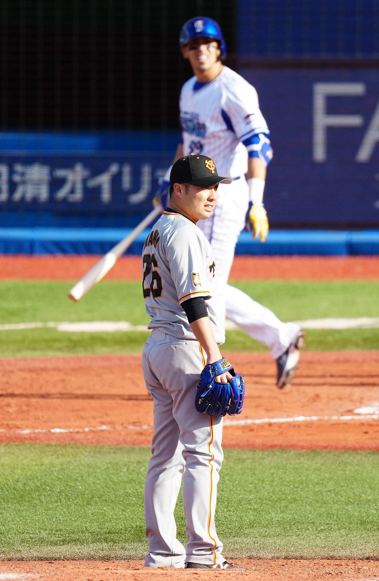 DeNA対巨人　7回裏DeNA1死、ソト（後方）にソロ本塁打を浴びる今村（撮影・江口和貴）