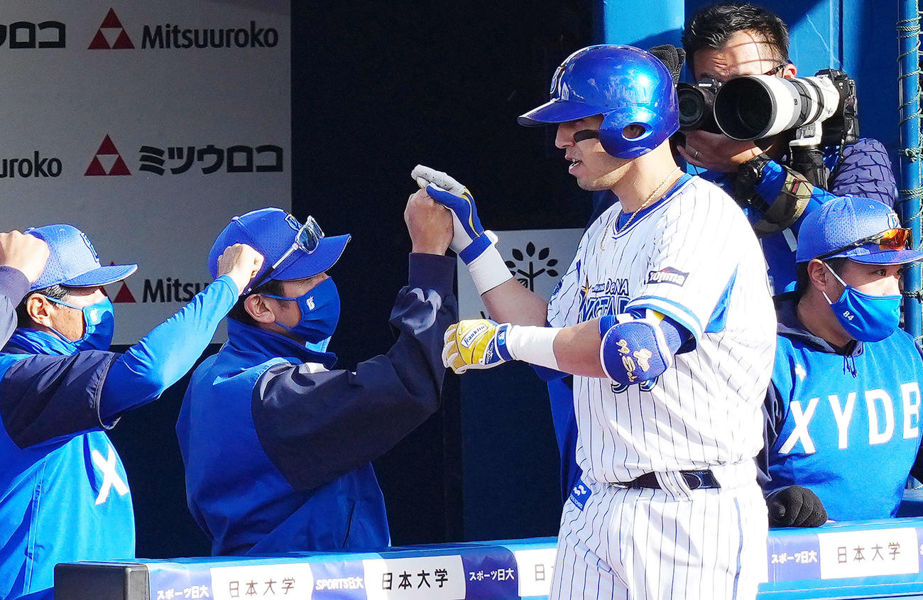 DeNA対巨人　7回裏DeNA1死、ソロ本塁打を放ったソト（右）とタッチをかわす三浦監督（撮影・江口和貴）