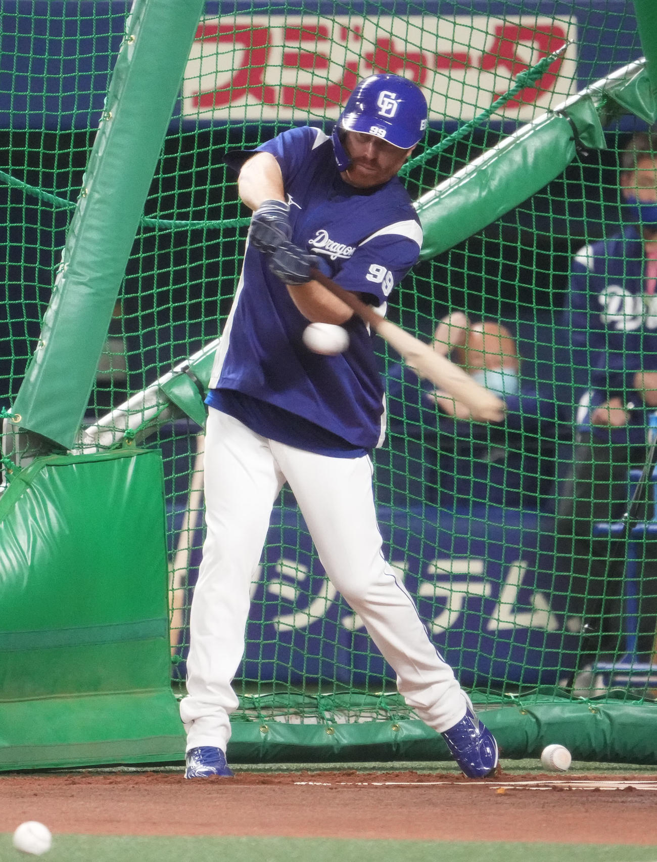 入団会見後、打撃練習を行ったマイク・ガーバー（撮影・森本幸一）