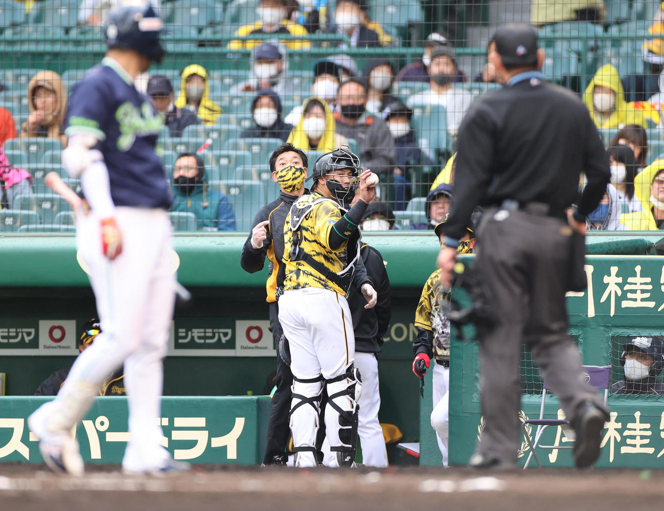 阪神対ヤクルト　7回表ヤクルト無死一塁、打者元山の時に石井大のワンバウンド投球を受けた時に負傷し交代となる捕手梅野（撮影・清水貴仁）