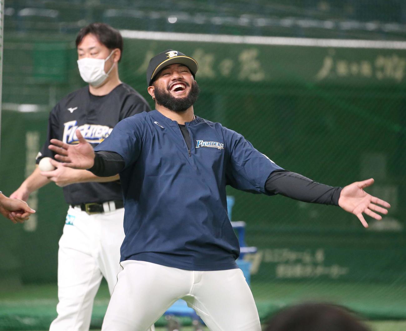 日本ハム対楽天　チームに合流し笑顔のR・ロドリゲス（撮影・黒川智章）