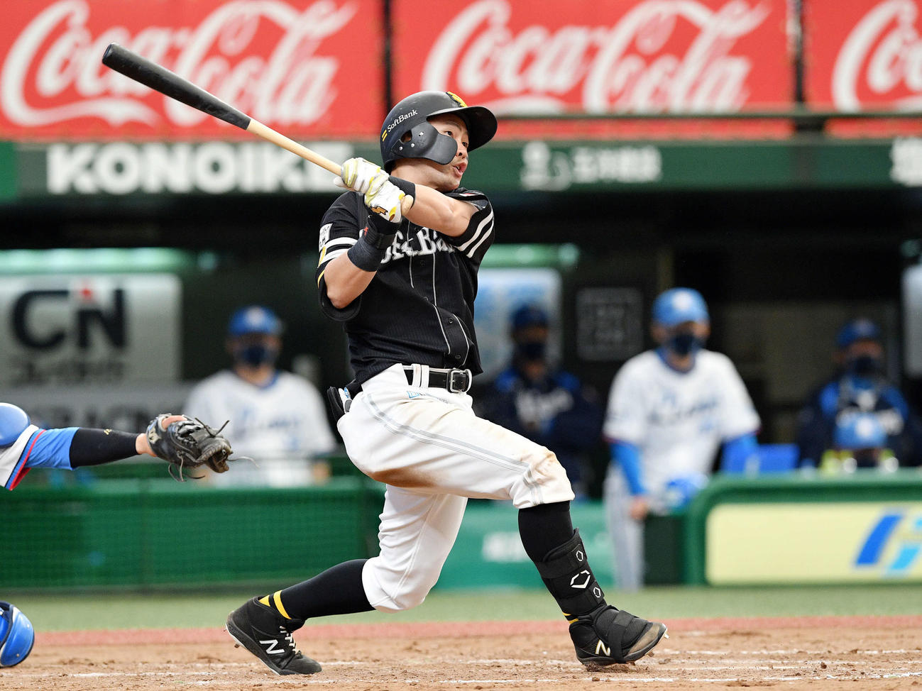 西武対ソフトバンク　9回表ソフトバンク無死一塁、中村晃は同点の右越え2点本塁打を放つ（撮影・滝沢徹郎）