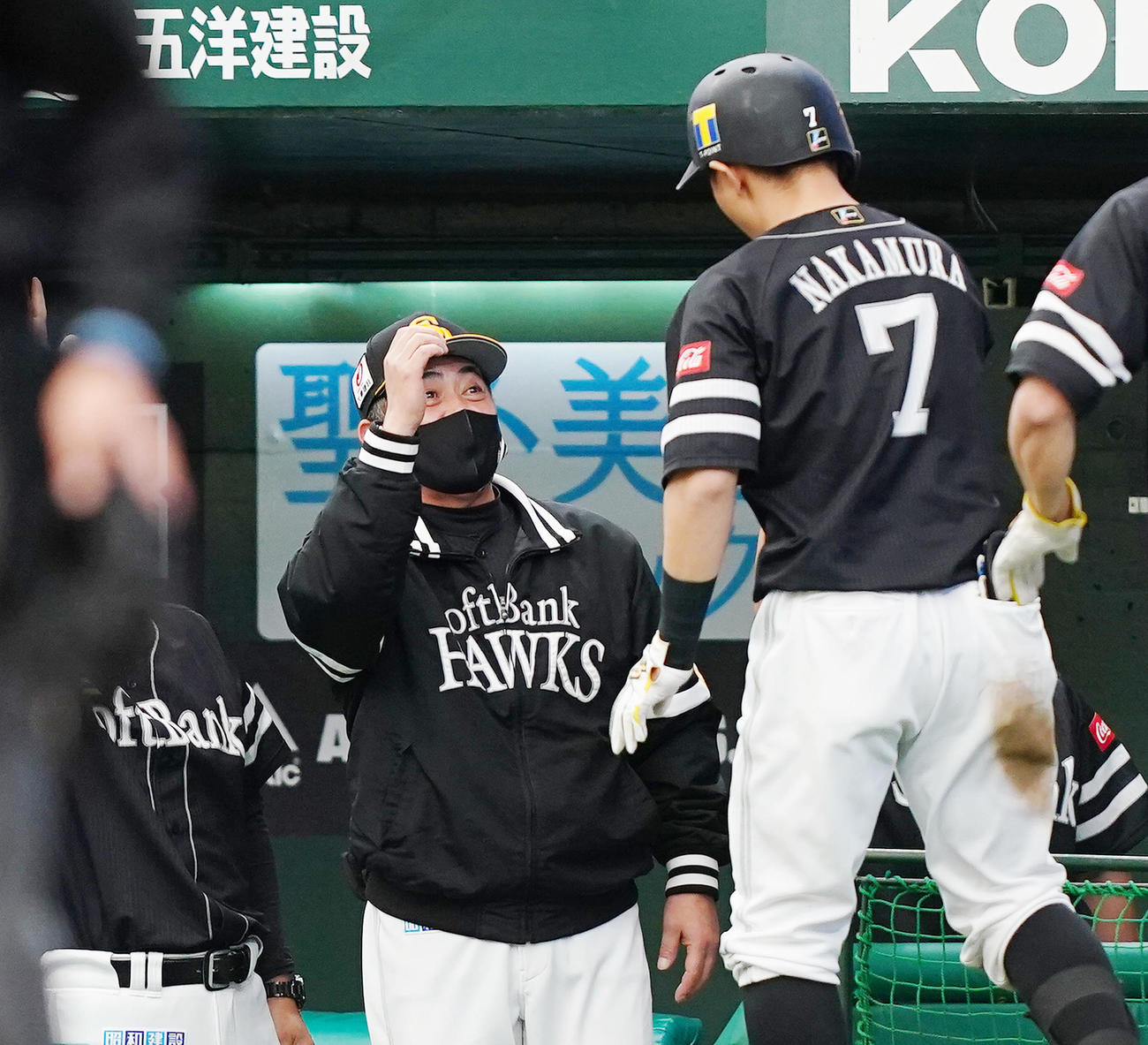 西武対ソフトバンク　9回表ソフトバンク無死一塁、右越えに同点の2点本塁打を放った中村（右）をタッチで迎える工藤監督（撮影・菅敏）