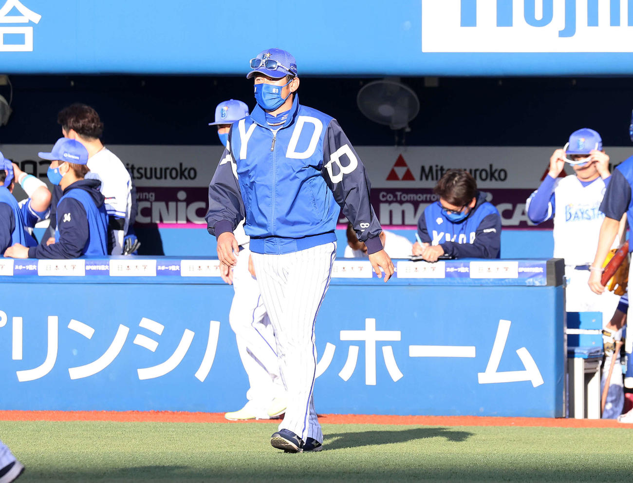 DeNA対巨人　試合後、ファンにあいさつに向かうDeNA三浦監督（撮影・鈴木正人）
