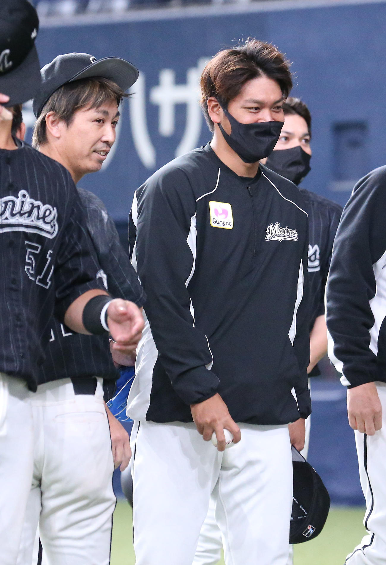 オリックス対ロッテ　オリックスに勝利し、試合を締めた益田（左）からウイニングボールをもらい笑顔を見せる佐々木千（撮影・上山淳一）