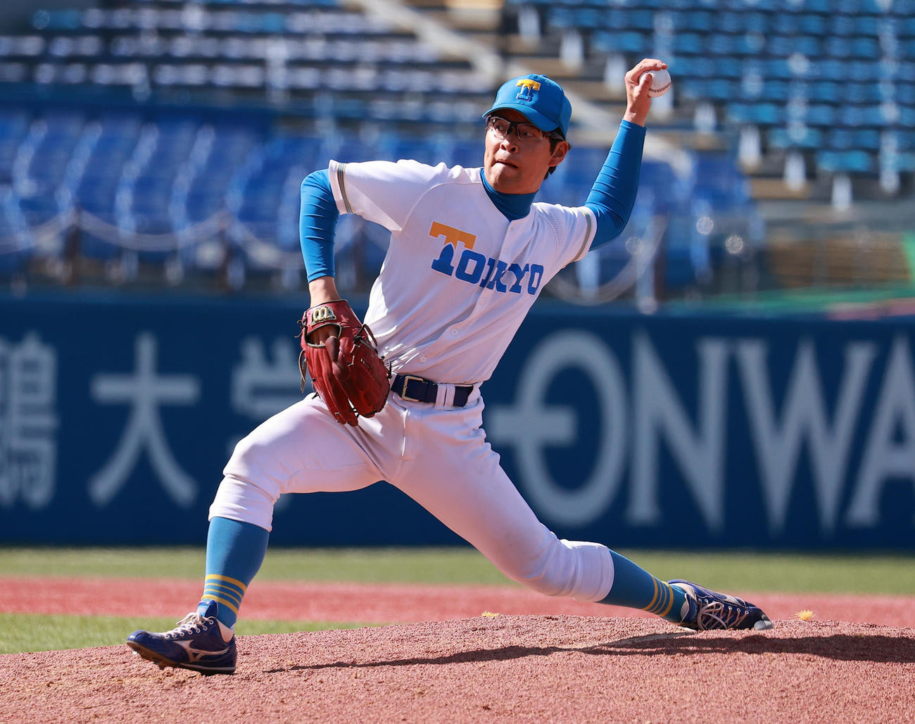 東大対明大　力投する東大・小宗（撮影・野上伸悟）