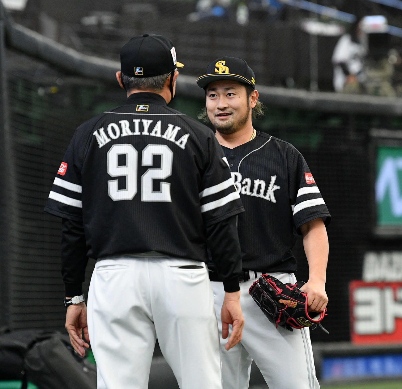 西武対ソフトバンク　試合後、ソフトバンク森山投手コーチ（手前）と話す森（撮影・滝沢徹郎）
