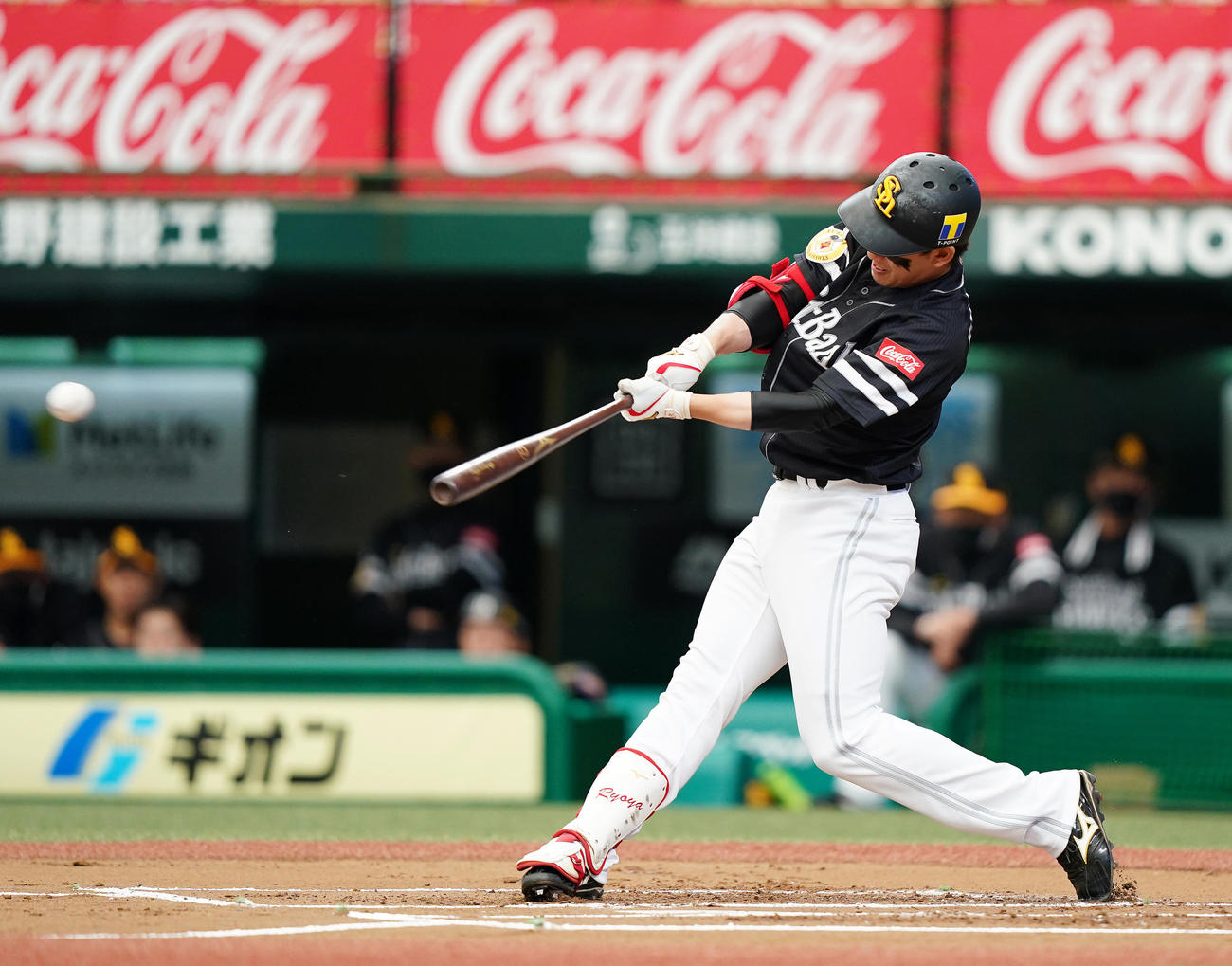 西武対ソフトバンク　1回表ソフトバンク2死二塁、中前に先制の適時打を放つ栗原（撮影・菅敏）