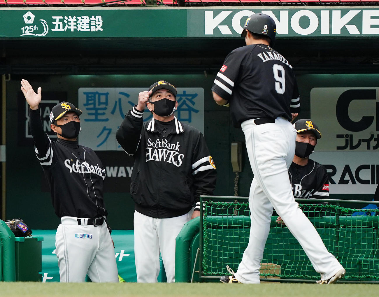 西武対ソフトバンク　1回表ソフトバンク2死二塁、栗原の先制の適時打で二塁から生還した柳田（右から2人目）をタッチで迎える工藤監督（撮影・菅敏）