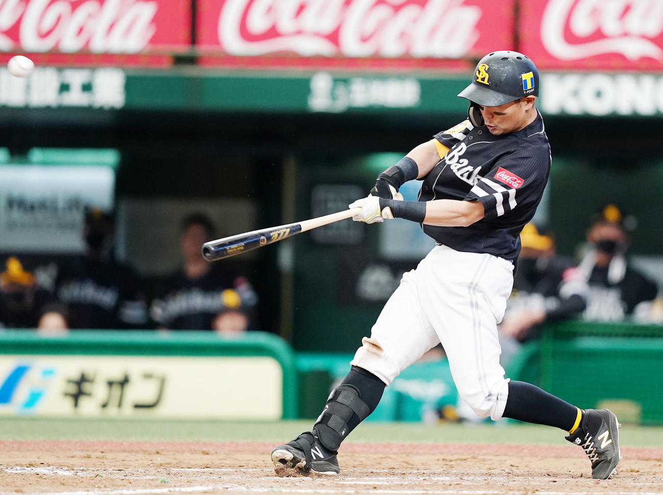 西武対ソフトバンク　9回表ソフトバンク無死一塁、右越えに同点の2点本塁打を放つ中村（撮影・菅敏）
