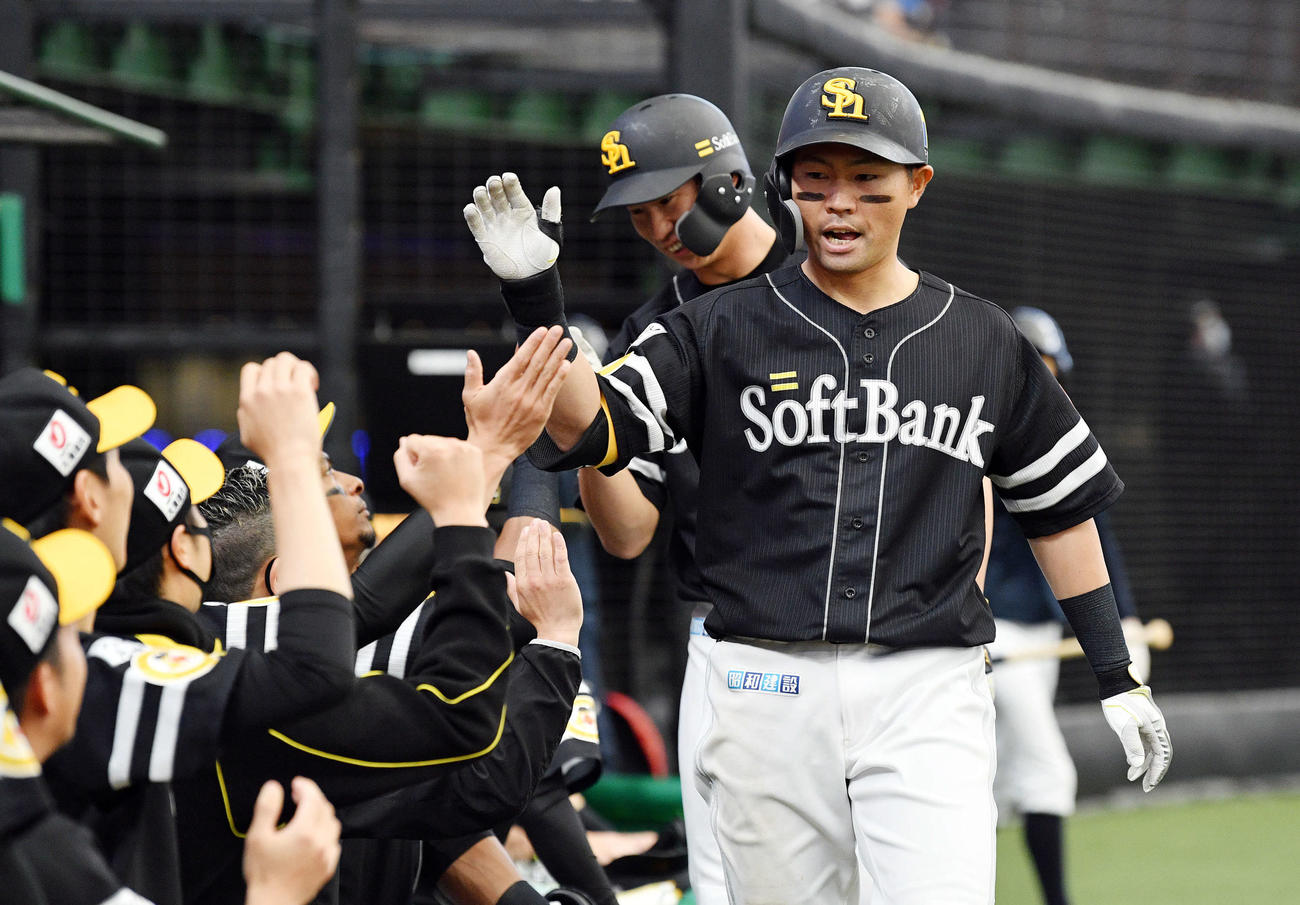 西武対ソフトバンク　9回表ソフトバンク無死一塁、同点の右越え2点本塁打を放った中村晃（右手前）は生還しナインとタッチを交わす（撮影・滝沢徹郎）