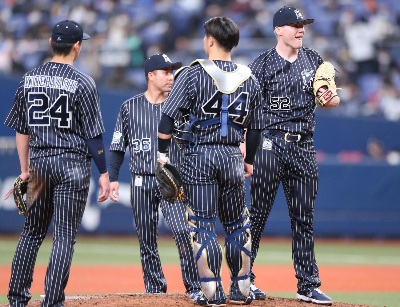 オリックス対ロッテ　9回表ロッテ2死満塁、ヒギンス（右）はマーティンに押し出し四球を出し降板する（撮影・上山淳一）