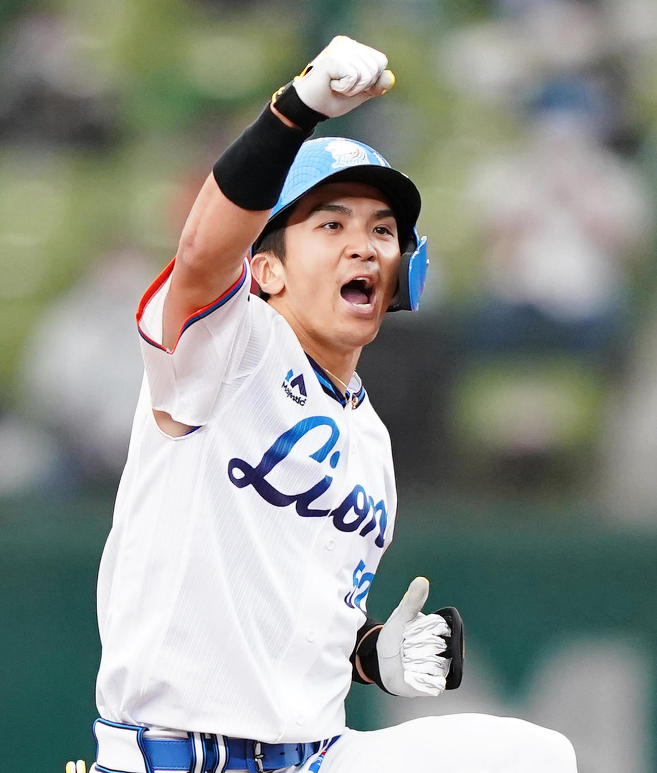 西武対ソフトバンク　7回裏西武1死二塁、右へ勝ち越しの適時二塁打を放ち、ガッツポーズを見せる山田（撮影・菅敏）