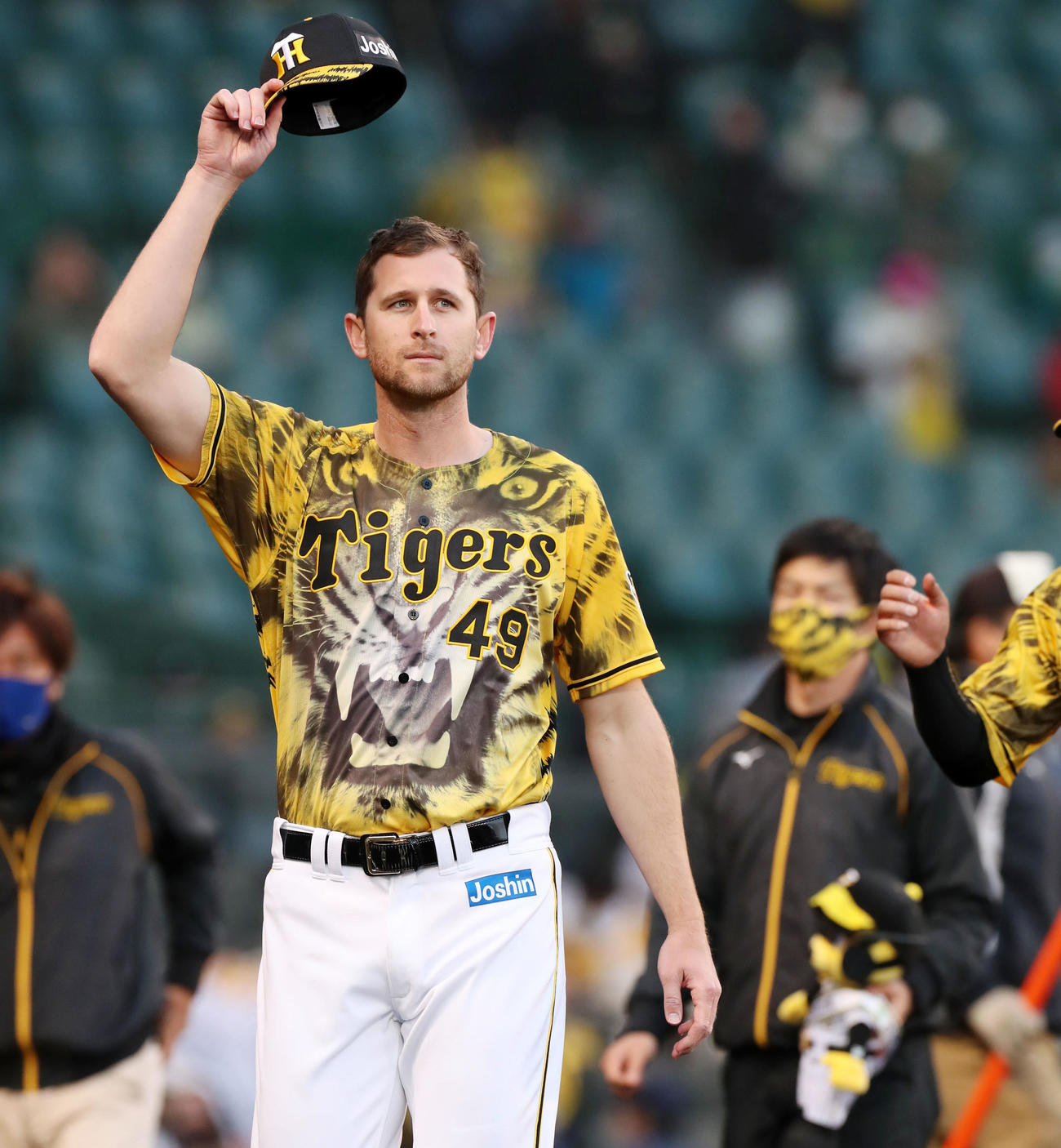 阪神対ヤクルト　開幕から4連勝のガンケルはヒーローインタビューを終えスタンドにあいさつする（撮影・加藤哉）