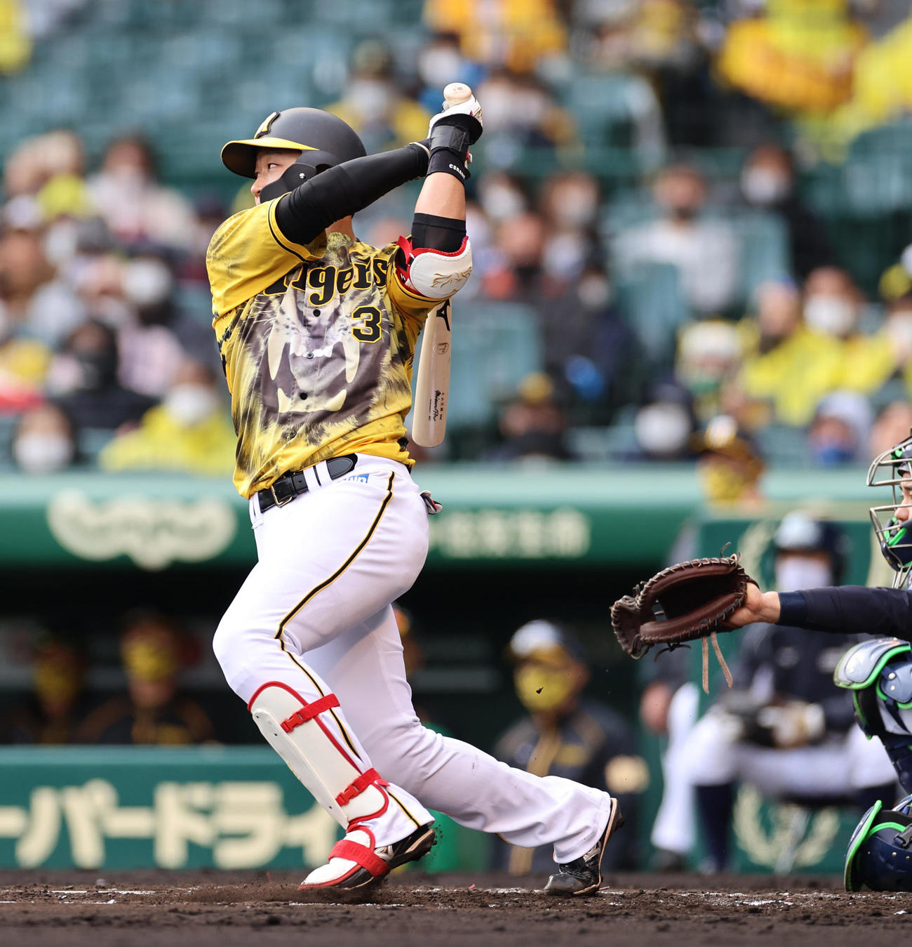 阪神対ヤクルト　3回裏阪神無死満塁、右前へ2点適時打を放つ大山（撮影・清水貴仁）