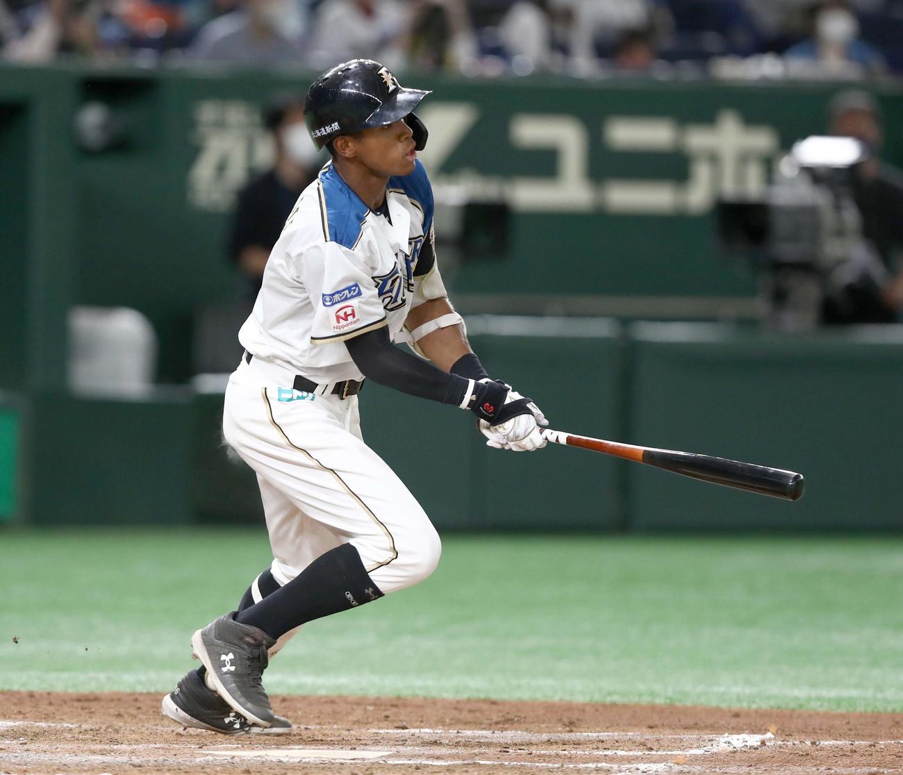 日本ハム対楽天　5回裏日本ハム1死、右中間に二塁打を放つ万波（撮影・黒川智章）
