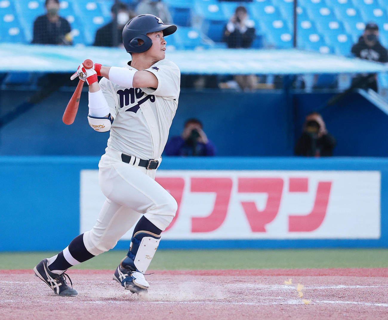 東大対明大　8回裏明大1死、二塁へ安打を放つ丸山（撮影・野上伸悟）