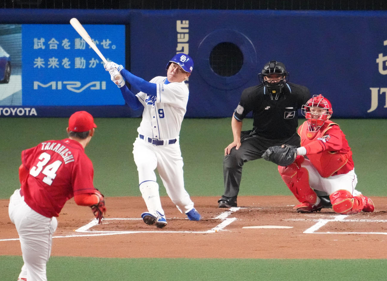 中日対広島　1回裏中日2死、右二塁打を放った福留（撮影・森本幸一）