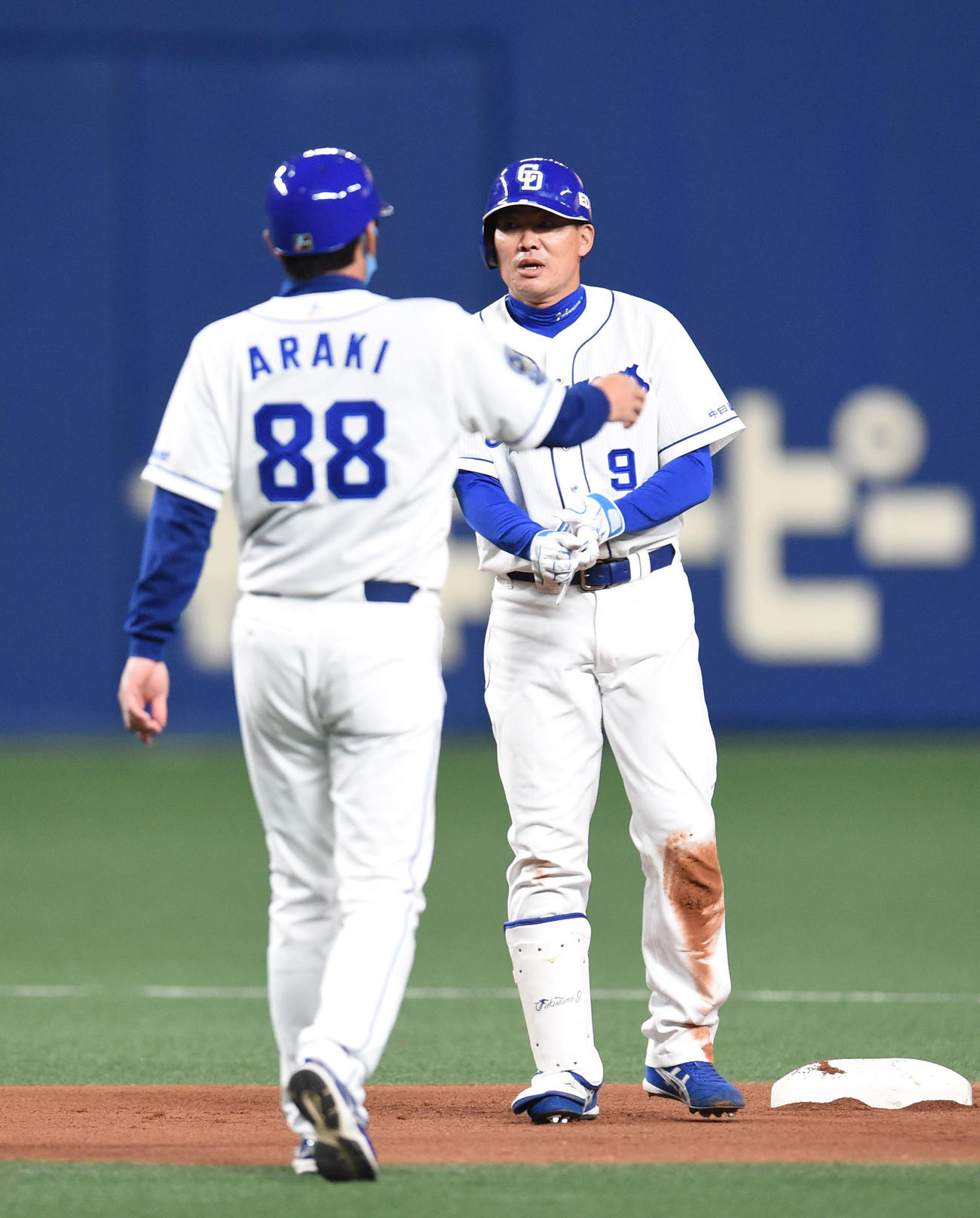 中日対広島　1回裏中日2死、右二塁打を放った福留（撮影・森本幸一）