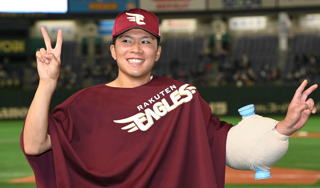 日本ハム対楽天　2勝目を挙げた楽天早川は笑顔を見せる（撮影・山崎安昭）