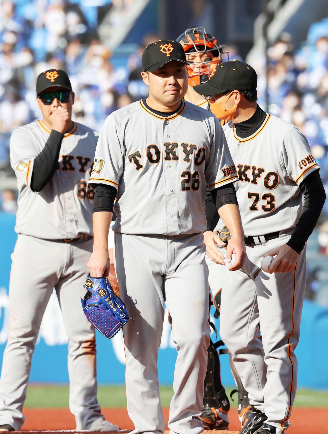 DeNA対巨人　7回裏、降板する巨人今村（中央）。右は桑田コーチ（撮影・鈴木正人）