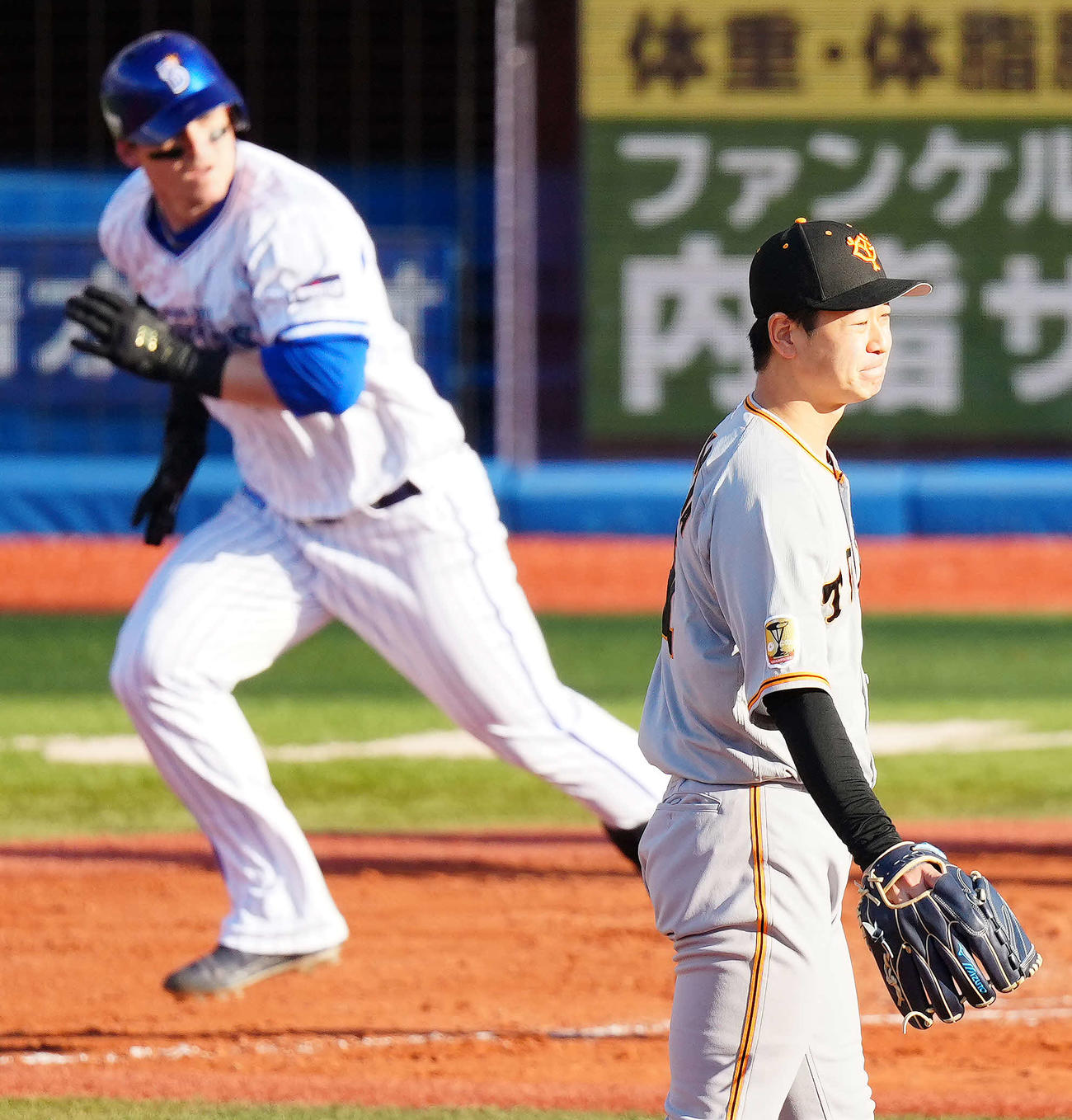 DeNA対巨人　8回裏DeNA2死三塁、オースティン（左）に同点となる適時内野安打を浴びた中川（撮影・江口和貴）