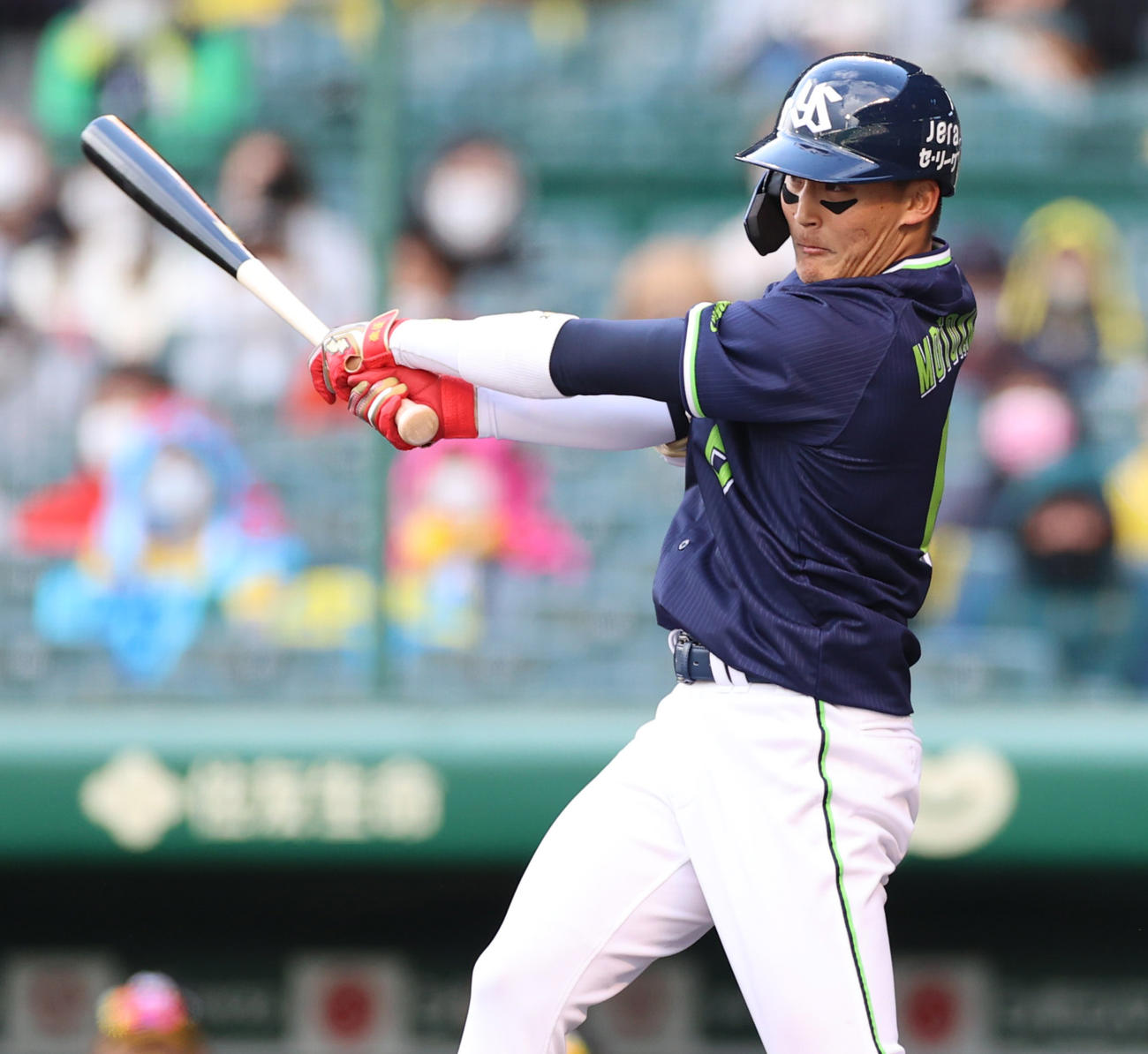 阪神対ヤクルト　7回表ヤクルト無死二塁、左へ適時打を放つ元山（撮影・清水貴仁）