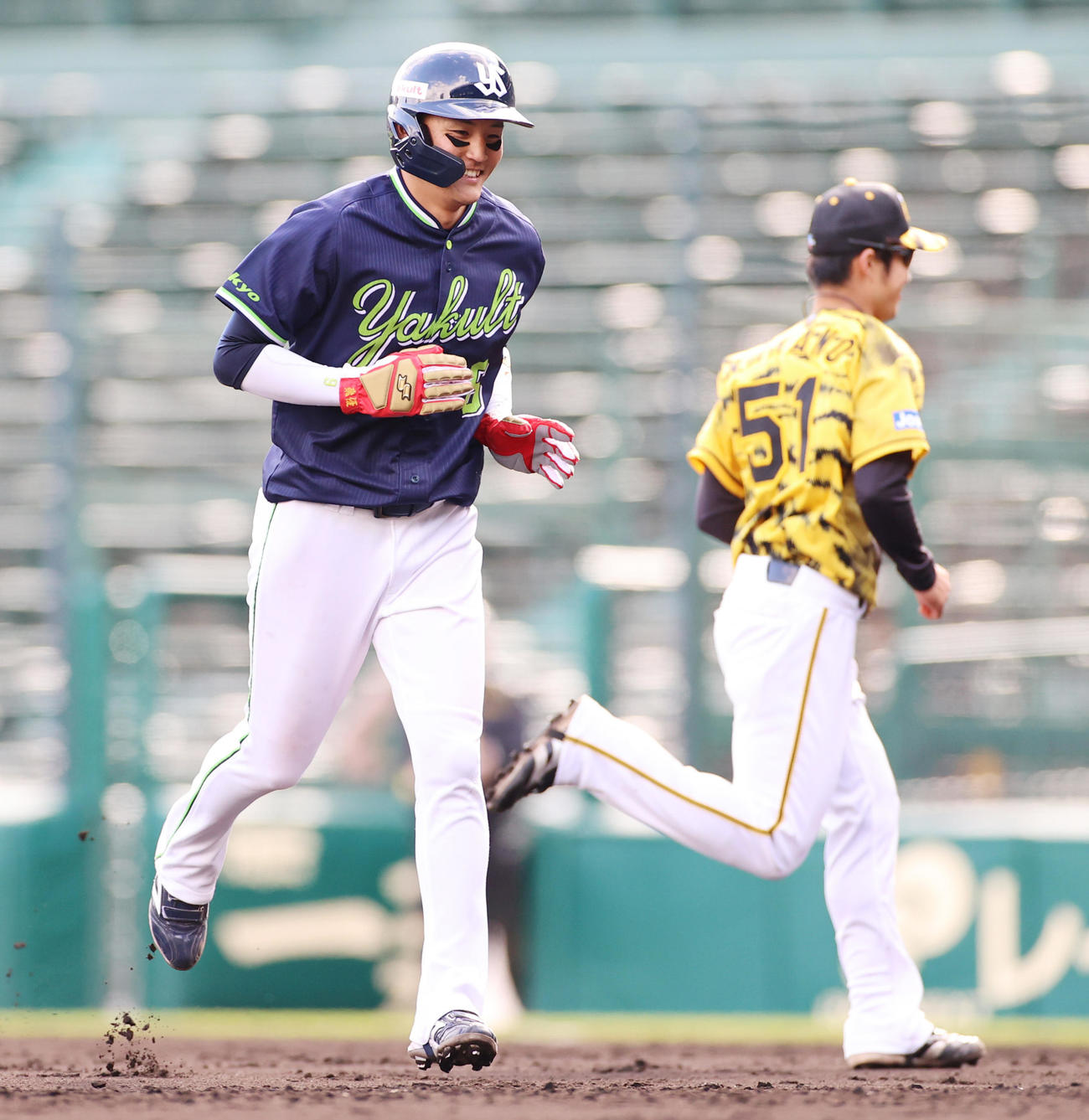 阪神対ヤクルト　5回、マルチ安打に笑顔をみせる元山（左）右は阪神中野（撮影・清水貴仁）