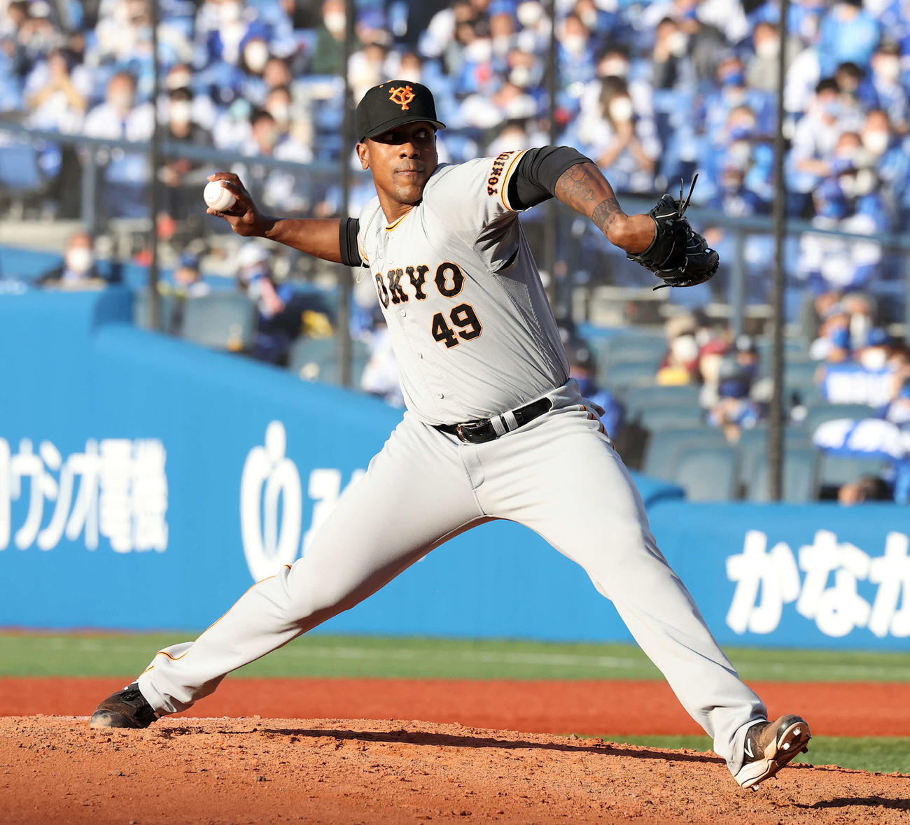 DeNA対巨人　5番手で力投する巨人ビエイラ（撮影・鈴木正人）