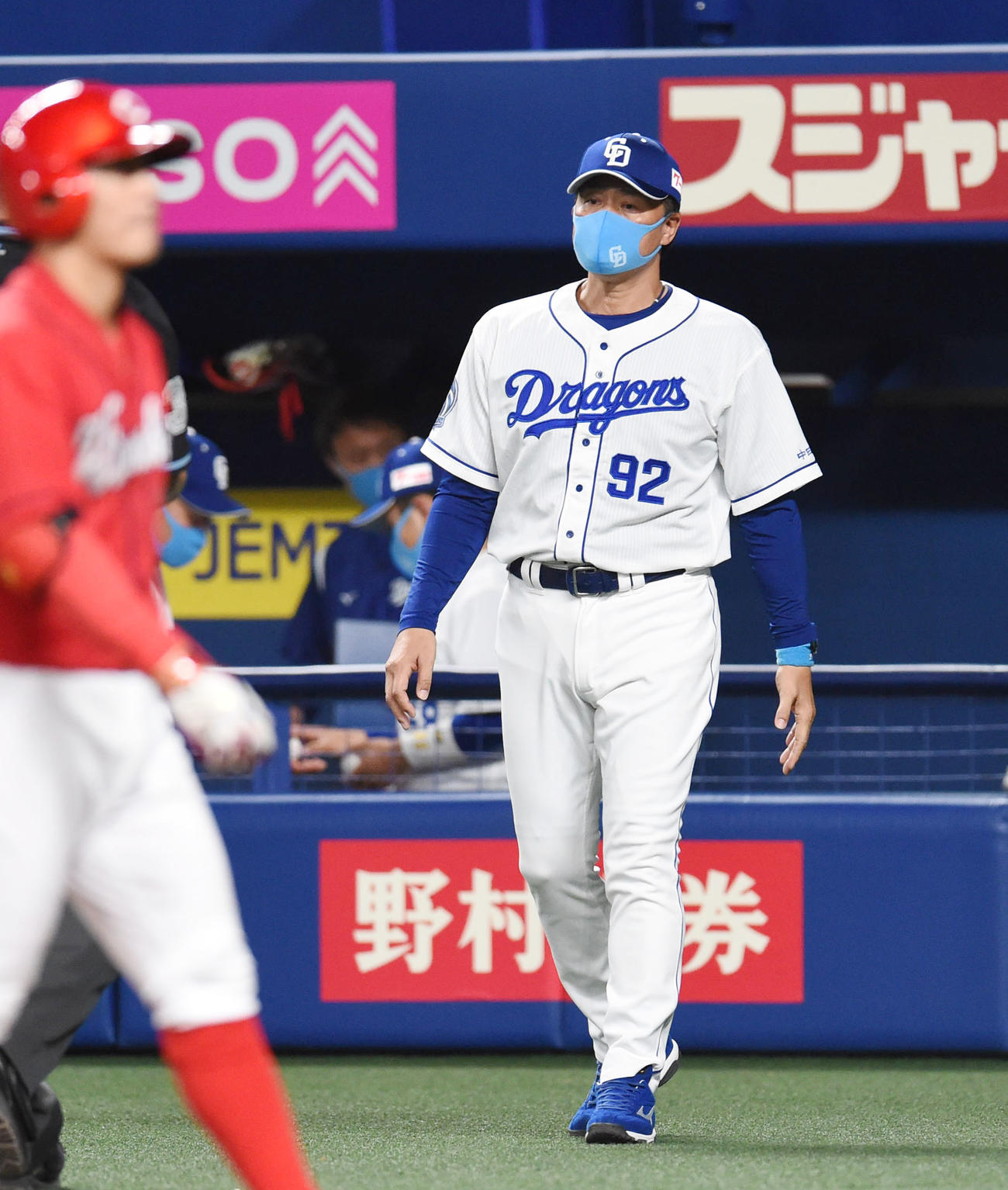 8回表広島1死二、三塁、投手交代を告げる与田監督（撮影・森本幸一）