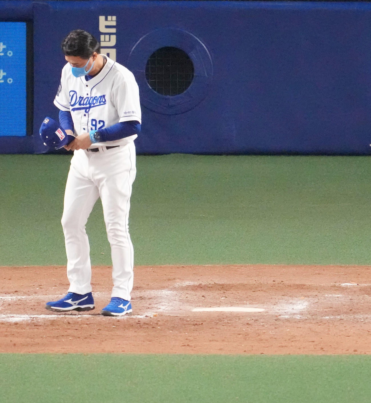 試合終了、一礼する与田監督（撮影・森本幸一）
