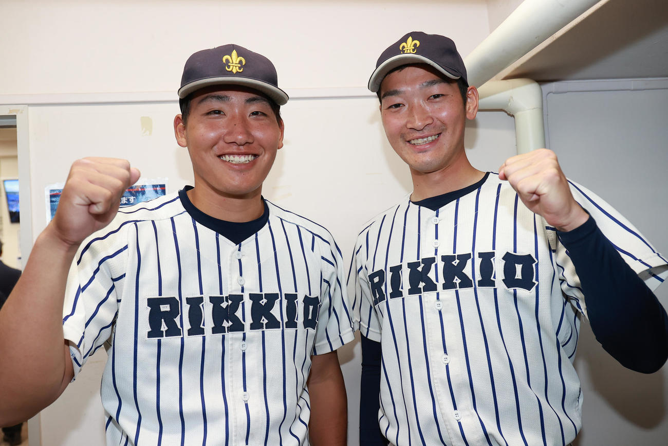 立大対法大　決勝打の立大・東（左）とリーグ戦初勝利の栗尾は笑顔でガッツポーズ（撮影・野上伸悟）
