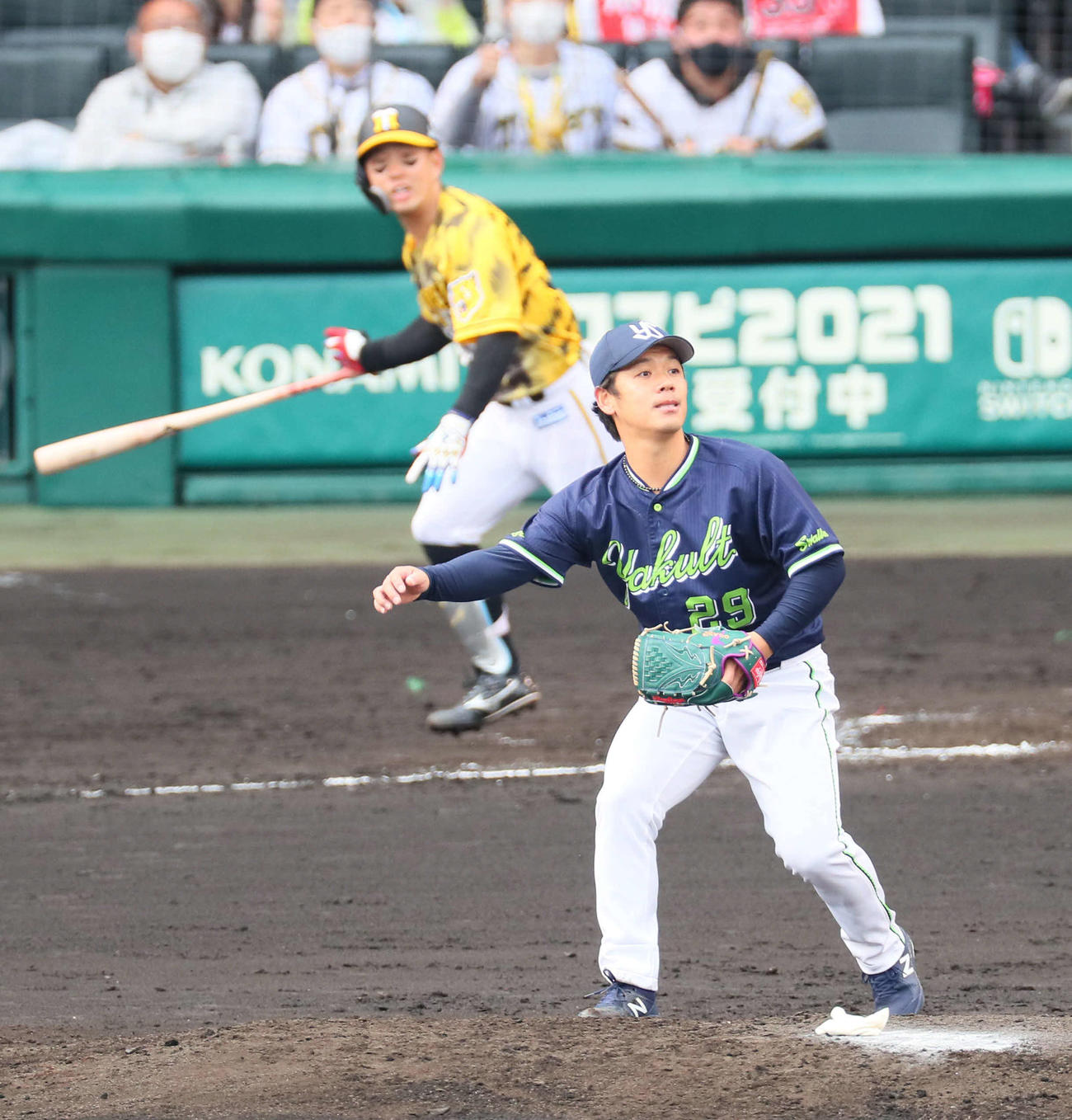 阪神対ヤクルト　3回裏阪神無死一、二塁、小川は糸原に中越え適時二塁打を浴びる（撮影・宮崎幸一）