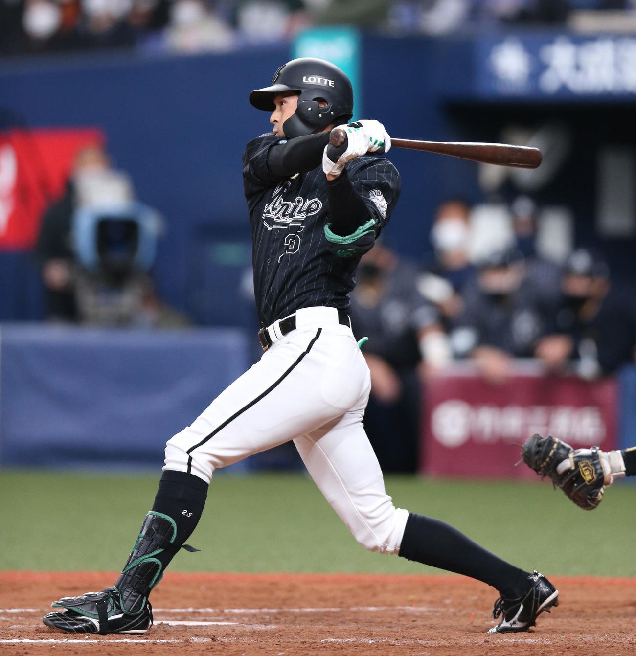 オリックス対ロッテ　9回表ロッテ2死二、三塁、岡は同点の遊撃適時内野安打を放つ（撮影・上山淳一）