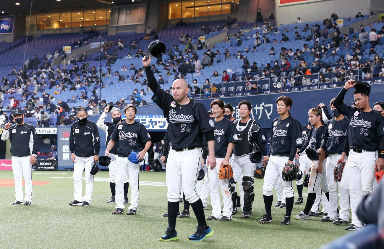 オリックス対ロッテ　オリックスに連勝しスタンドにあいさつするロッテの選手ら（撮影・上山淳一）