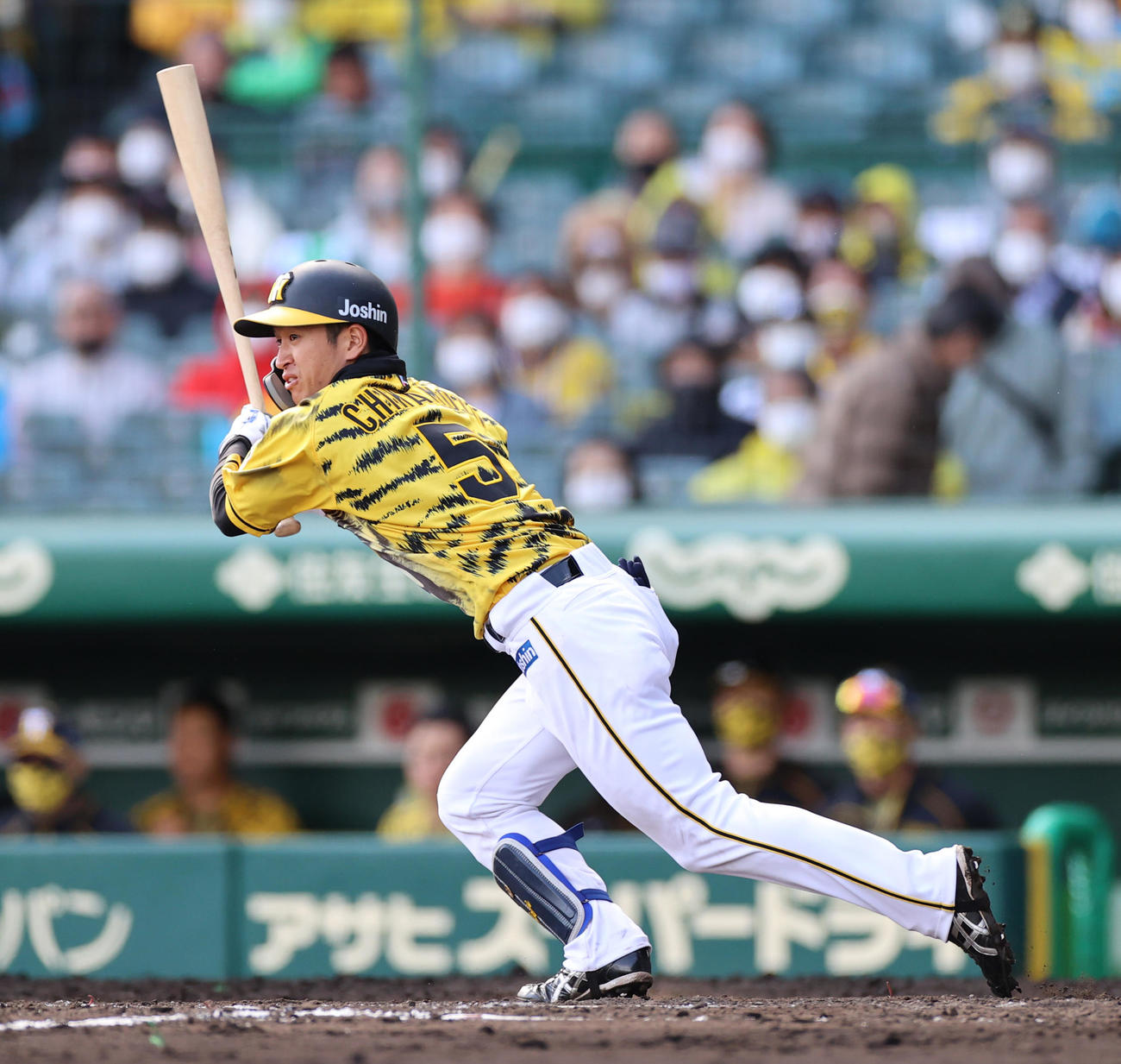 阪神対ヤクルト　4回裏阪神無死、遊撃への内野安打で猛打賞とする近本（撮影・清水貴仁）