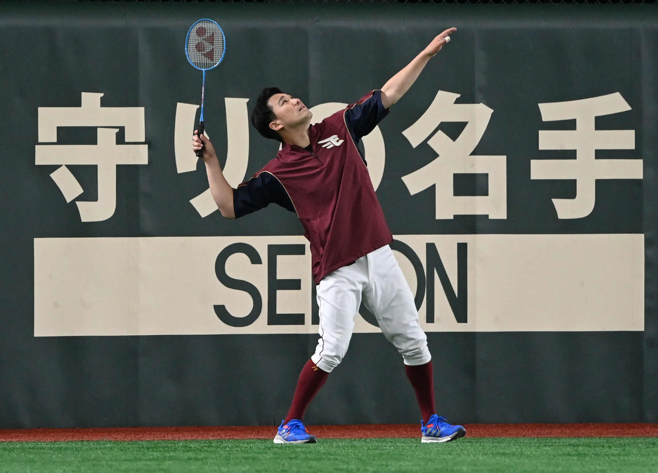日本ハム対楽天　バドミントンで汗を流す楽天田中将（撮影・山崎安昭）