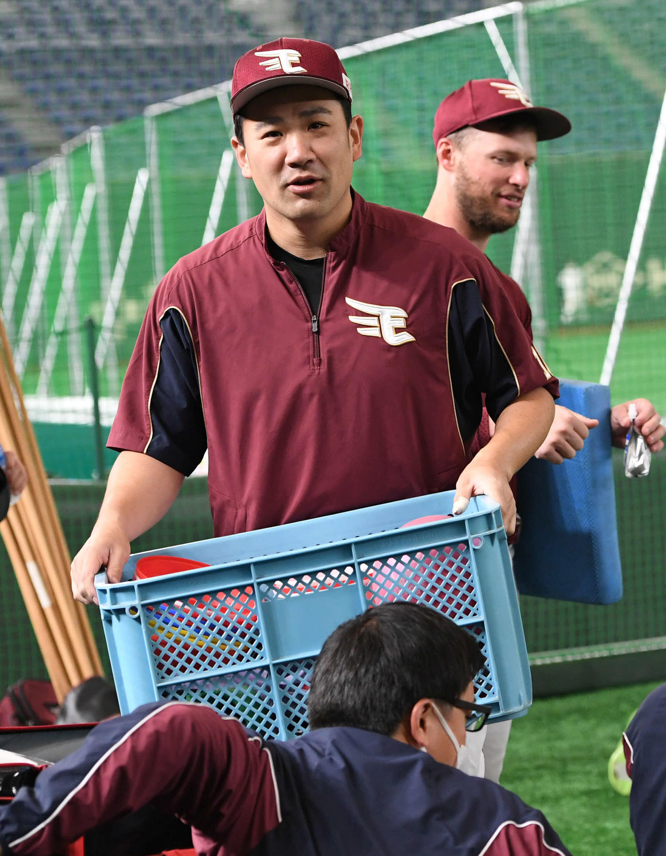 日本ハム対楽天　練習道具を探す楽天田中将（撮影・山崎安昭）