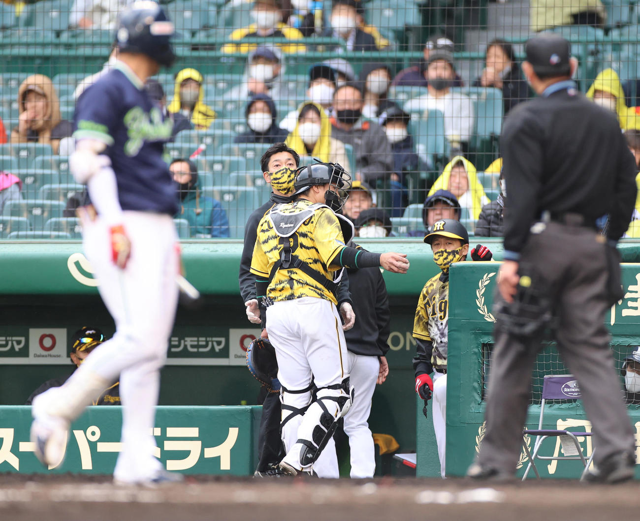 7回表ヤクルト無死一塁、打者元山の時に石井大のワンバウンド投球を受けた時に負傷し交代となる捕手梅野（撮影・清水貴仁）