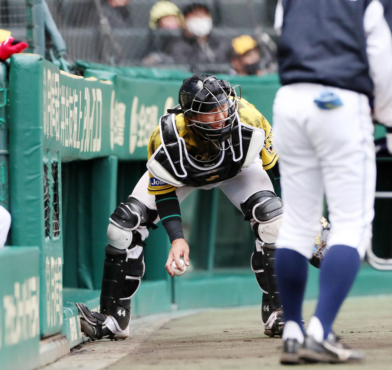 阪神対ヤクルト　7回表ヤクルト無死一塁、梅野は打者元山のときボールを後逸（撮影・加藤哉）