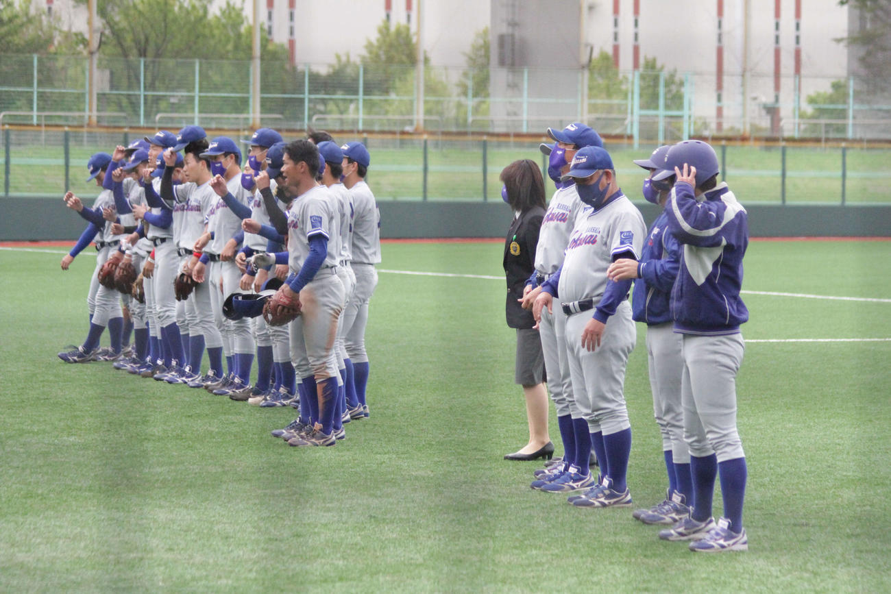 コロナ禍を乗り越えて今季公式戦初戦を大勝した関西国際大ナインは試合後にあいさつ