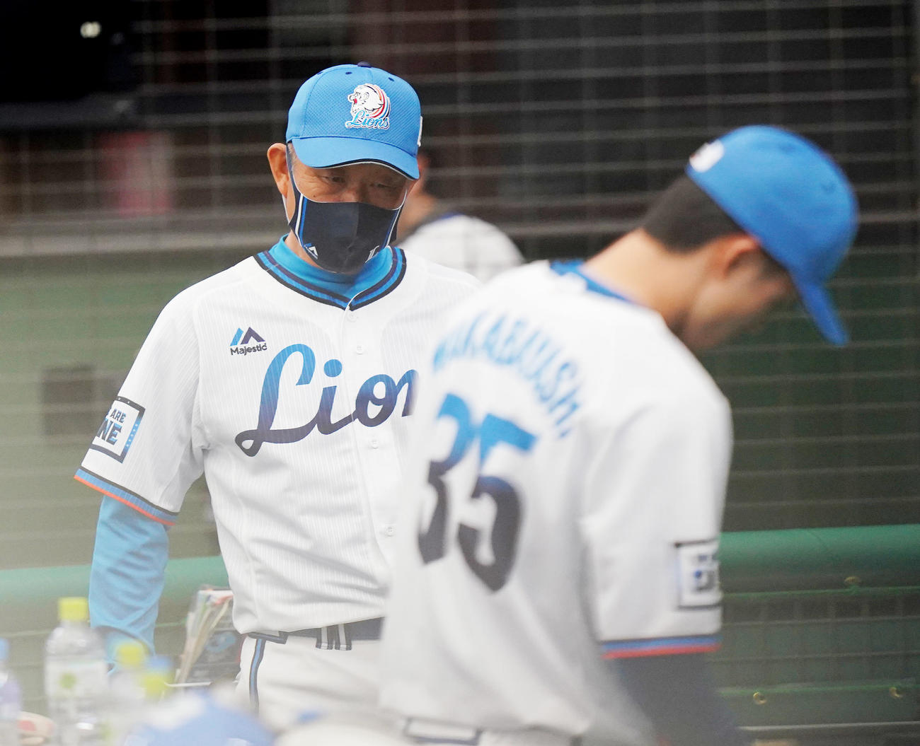 西武対ソフトバンク　ベンチでうつむく西武辻監督（左）（撮影・菅敏）