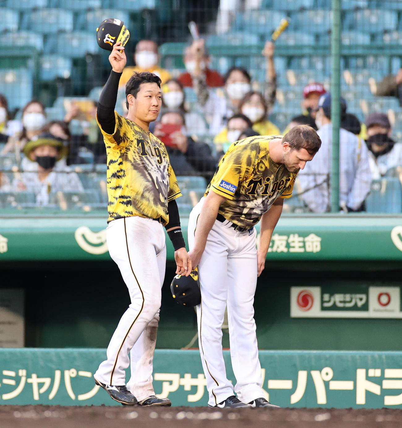 阪神対ヤクルト　ヒーローインタビューを終えファンにあいさつする大山（左）とガンケル（撮影・清水貴仁）